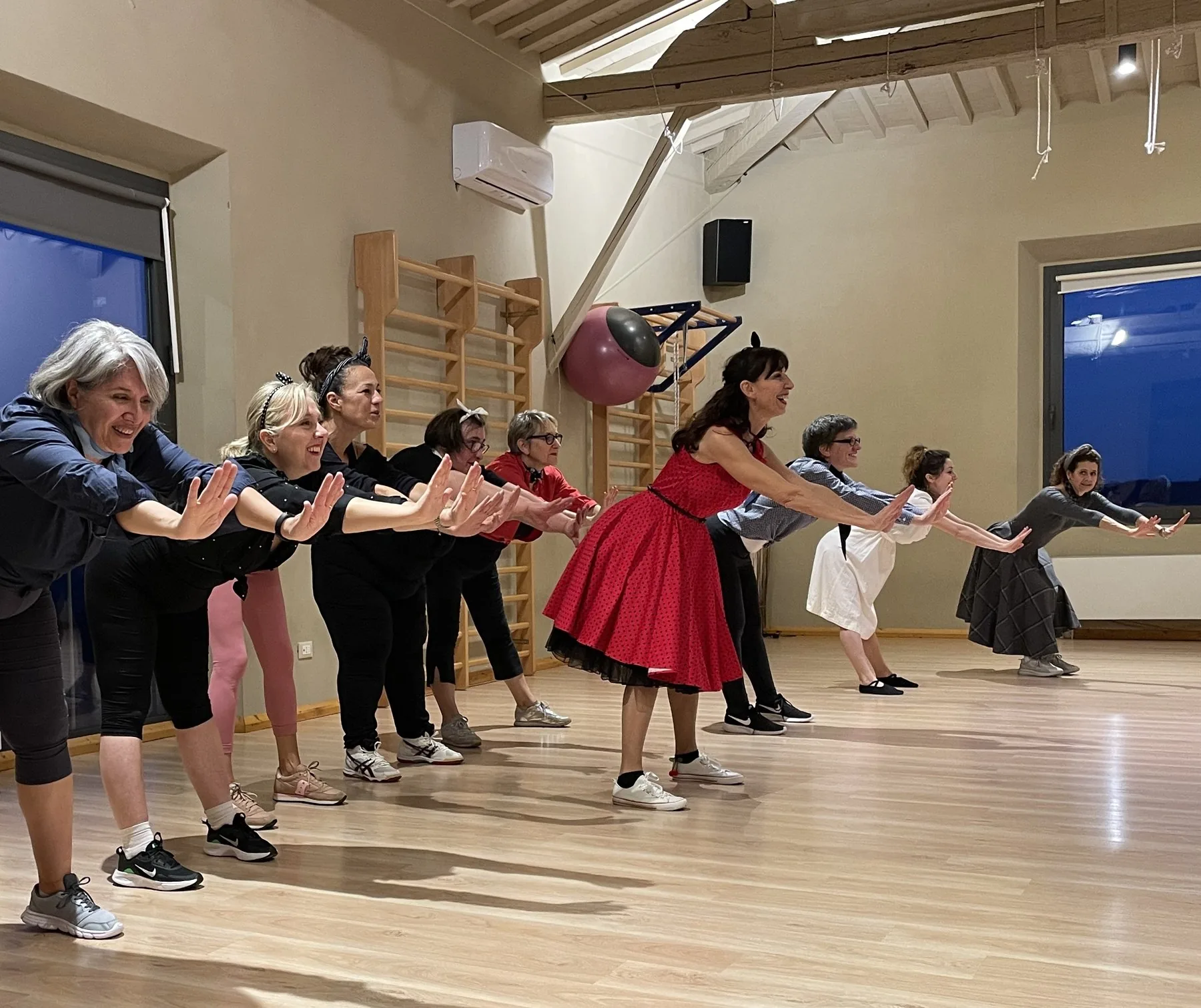 Il gruppo Total Tone durante una coreografia