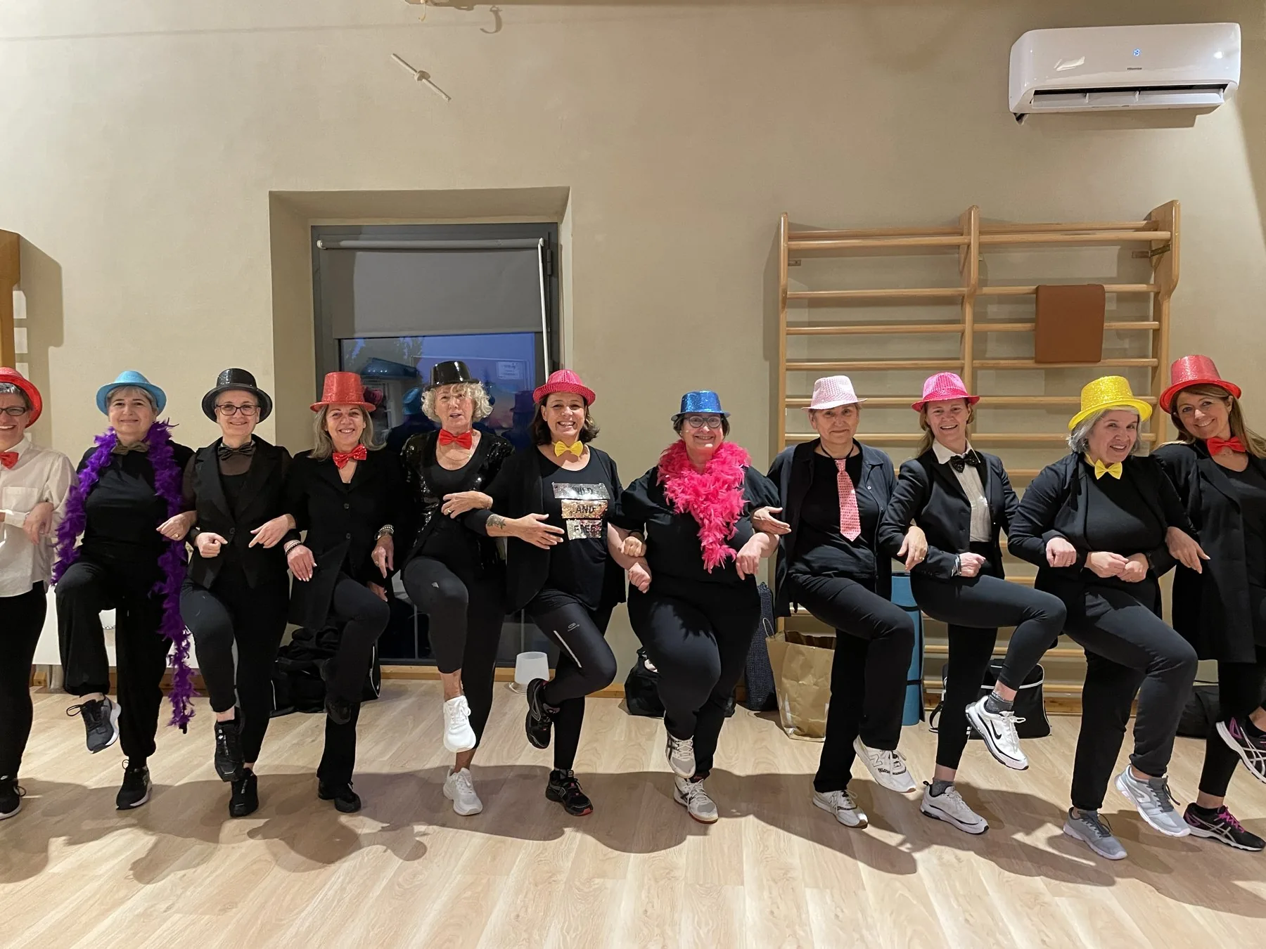 Il gruppo Total Tone con cappelli colorati
